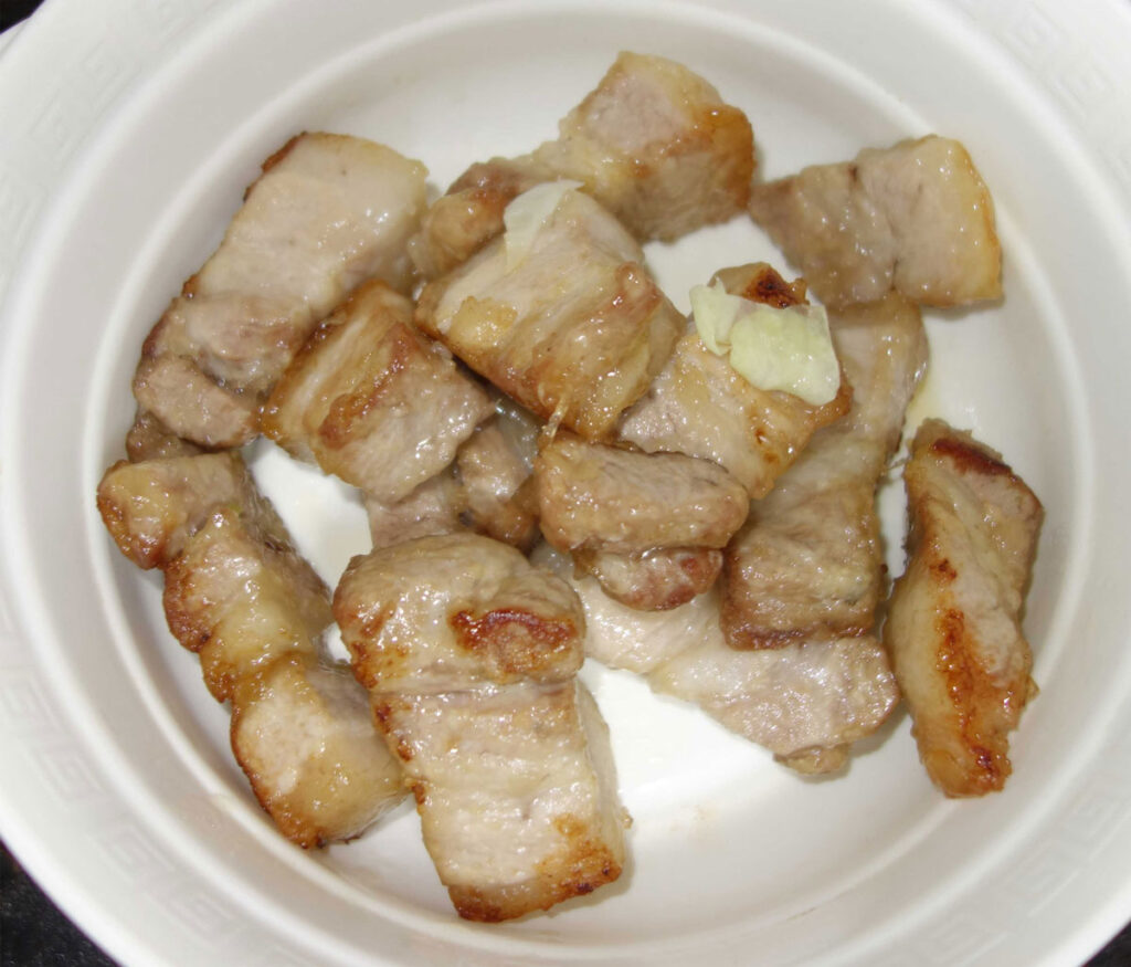 白い器に盛られた焼いた豚バラ肉