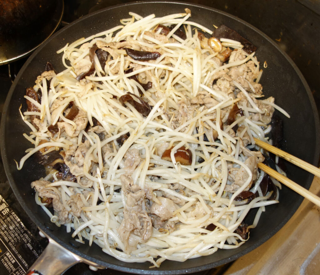 豚肉ときくらげともやしの炒め物