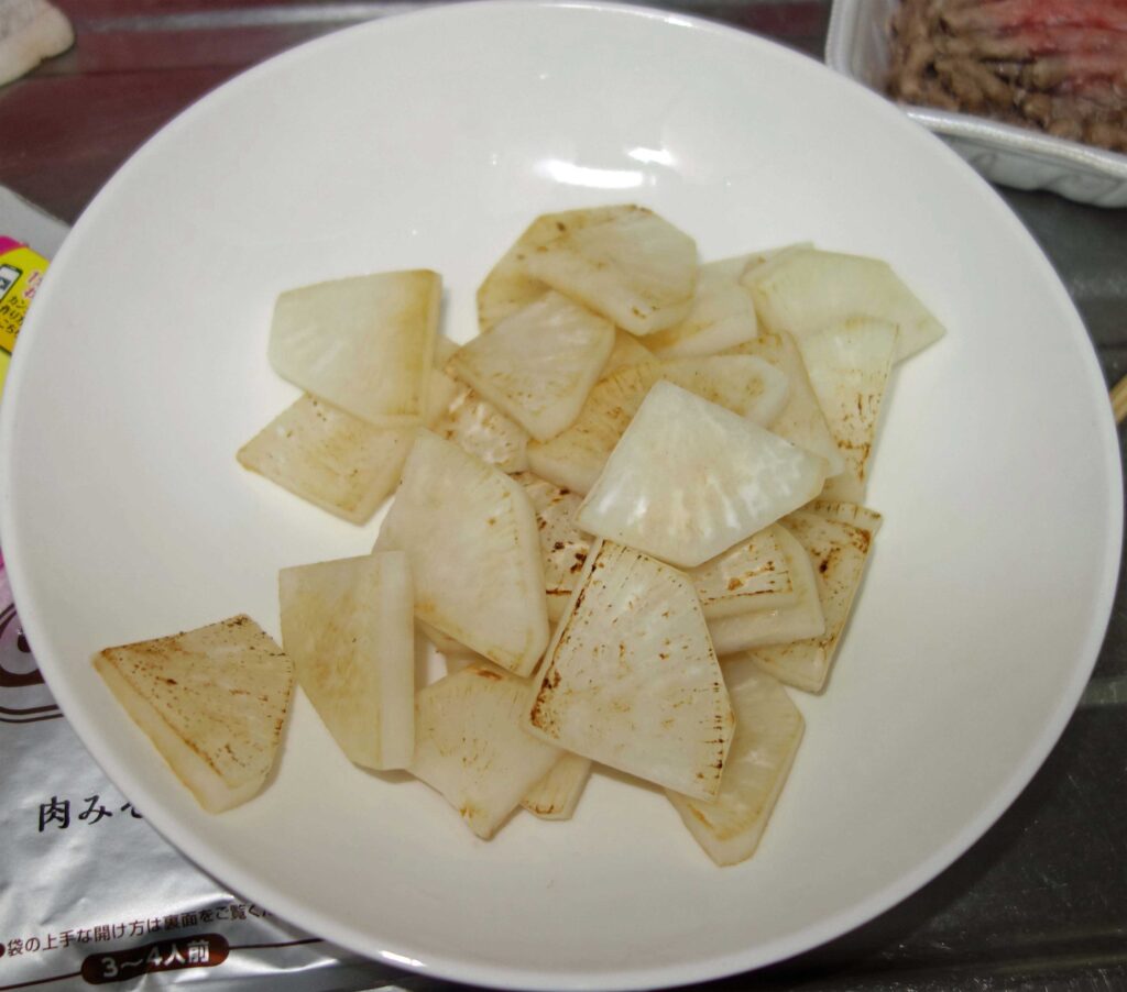 焼いたカブの白いお皿盛り付け