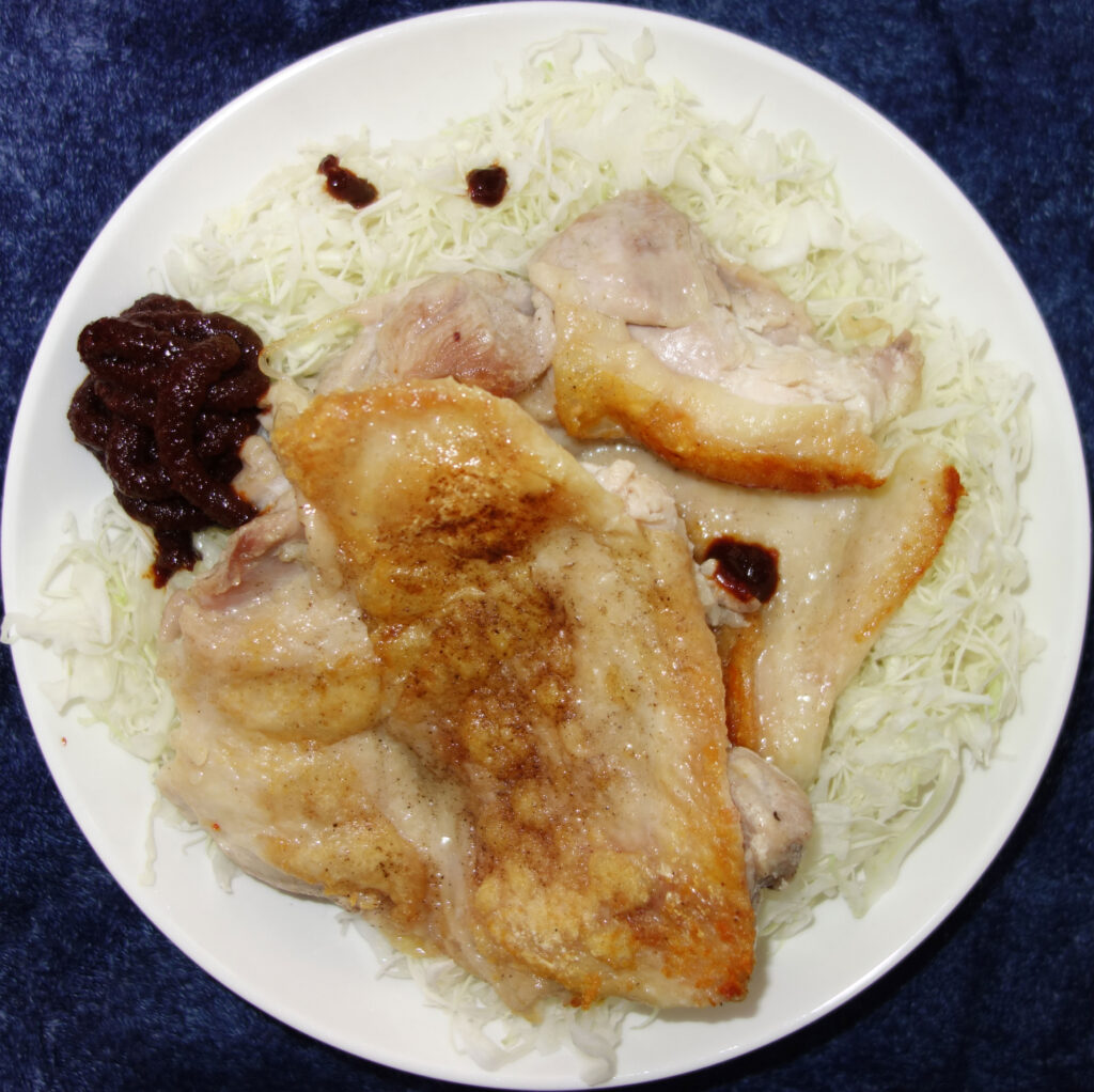 鶏肉のソテーと千切りキャベツ
