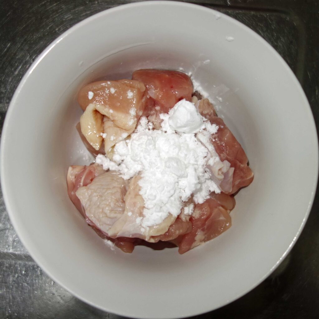 鶏肉に片栗粉をまぶしている様子