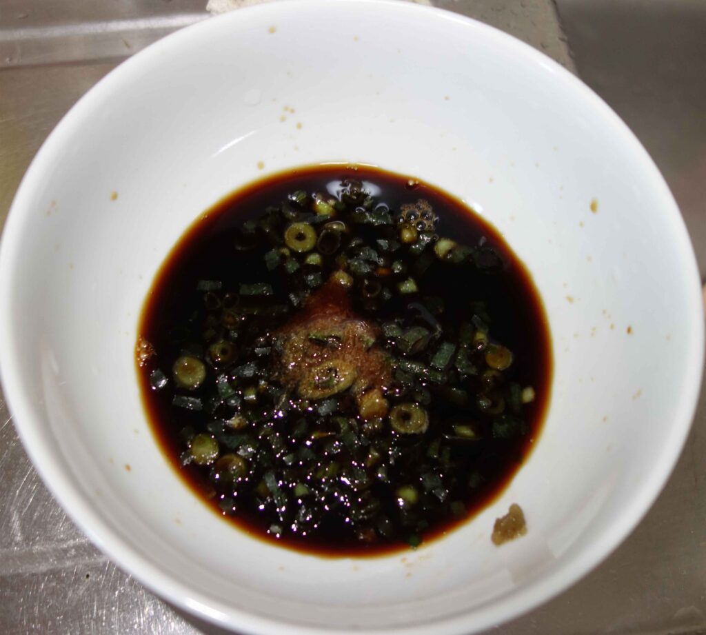 ネギとショウガが入った醤油ダレ