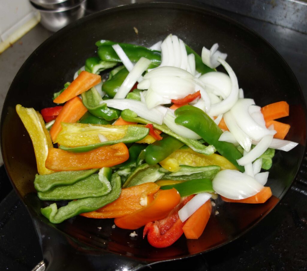 中華鍋で炒める前の野菜
