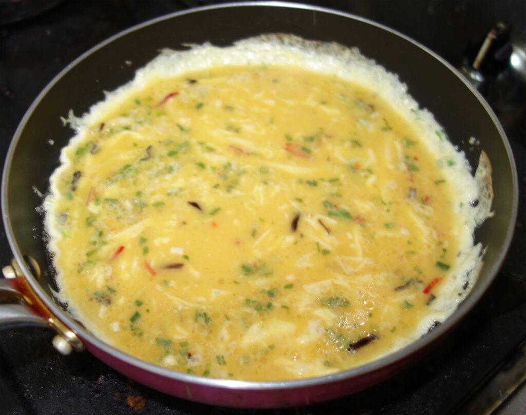 フライパンで調理中の卵料理