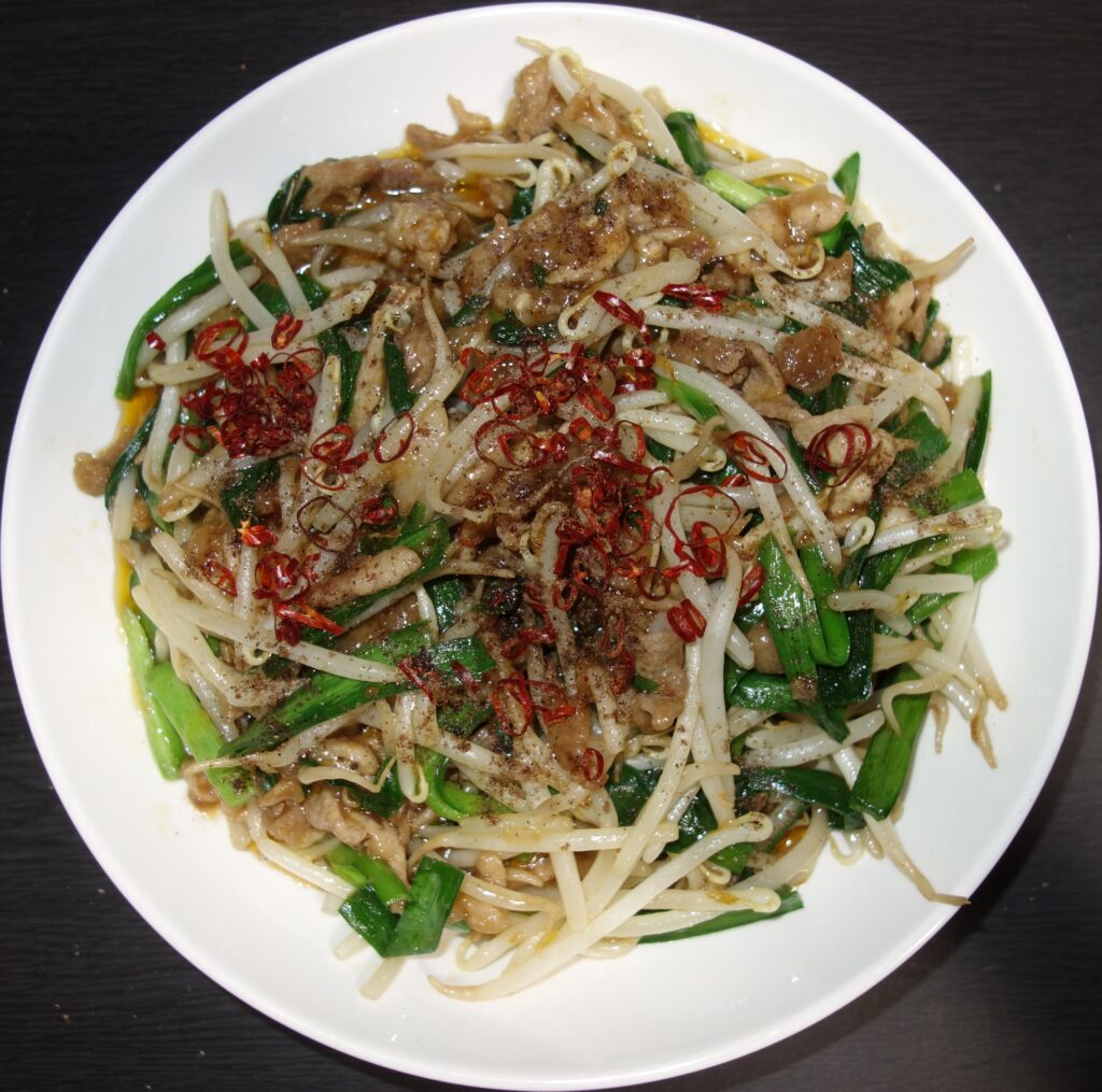 皿に盛られたニラとモヤシの豚肉炒め