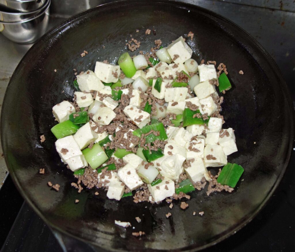 中華鍋で調理中の麻婆豆腐