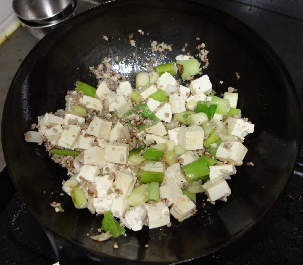 中華鍋で調理中の麻婆豆腐