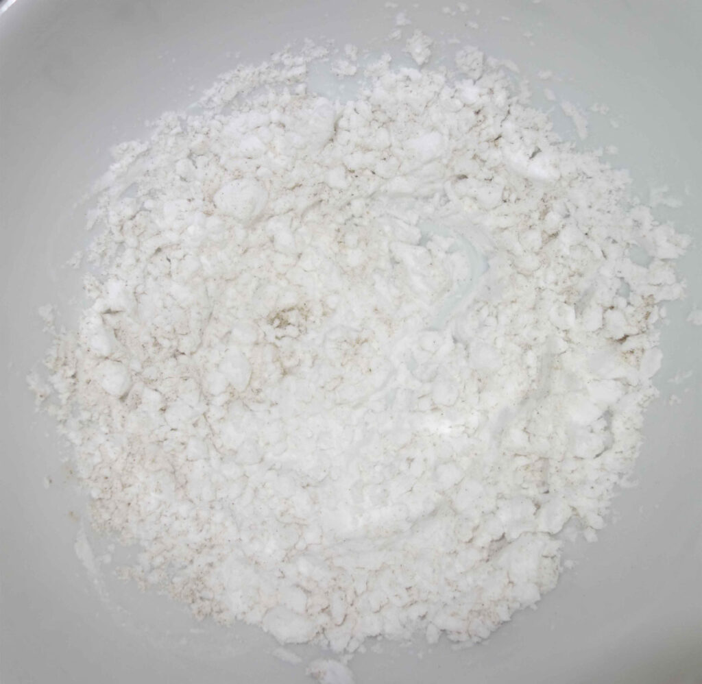 白いボウルに入った片栗粉