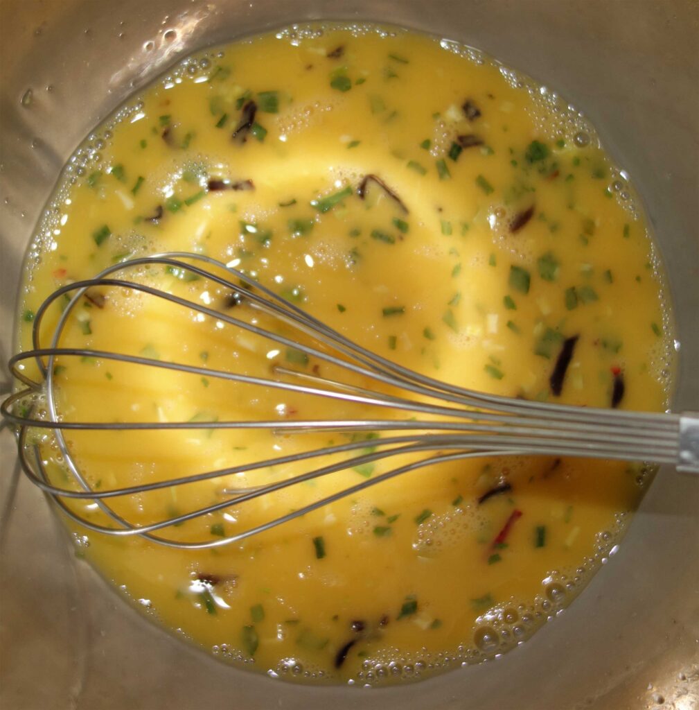 泡立て器でかき混ぜられた卵