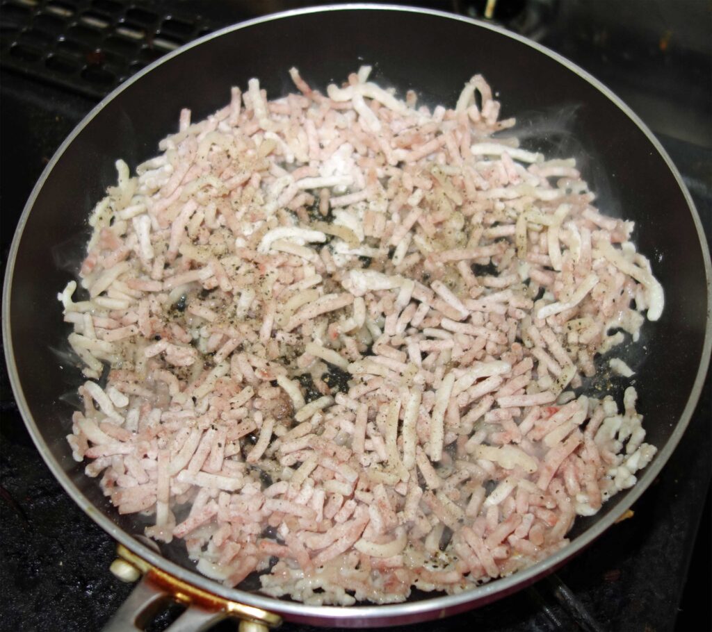 フライパンで炒めているひき肉