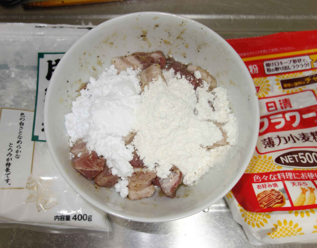 豚肉に片栗粉と薄力粉をまぶしている様子