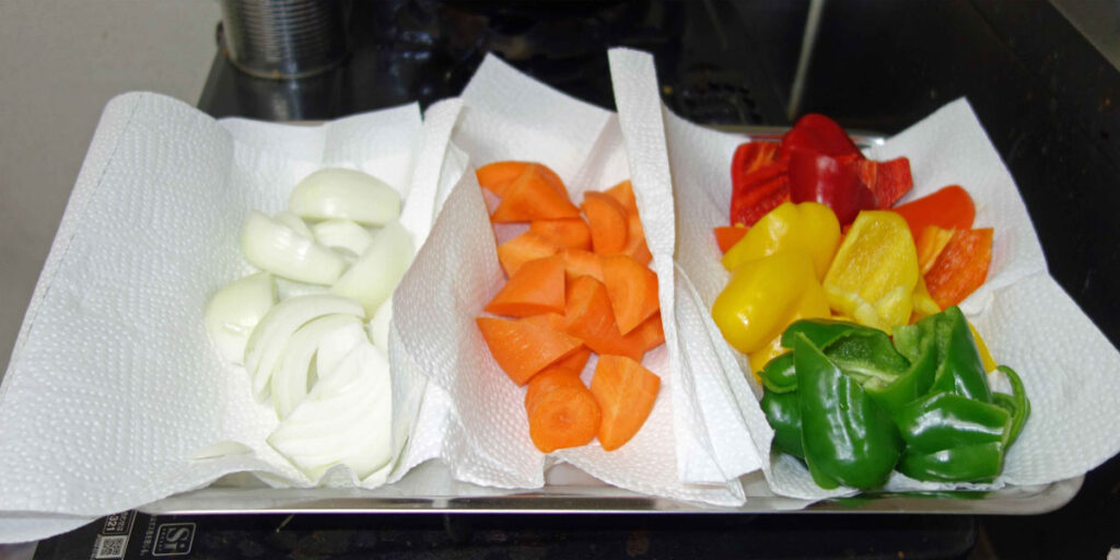 切った玉ねぎ、人参、ピーマン