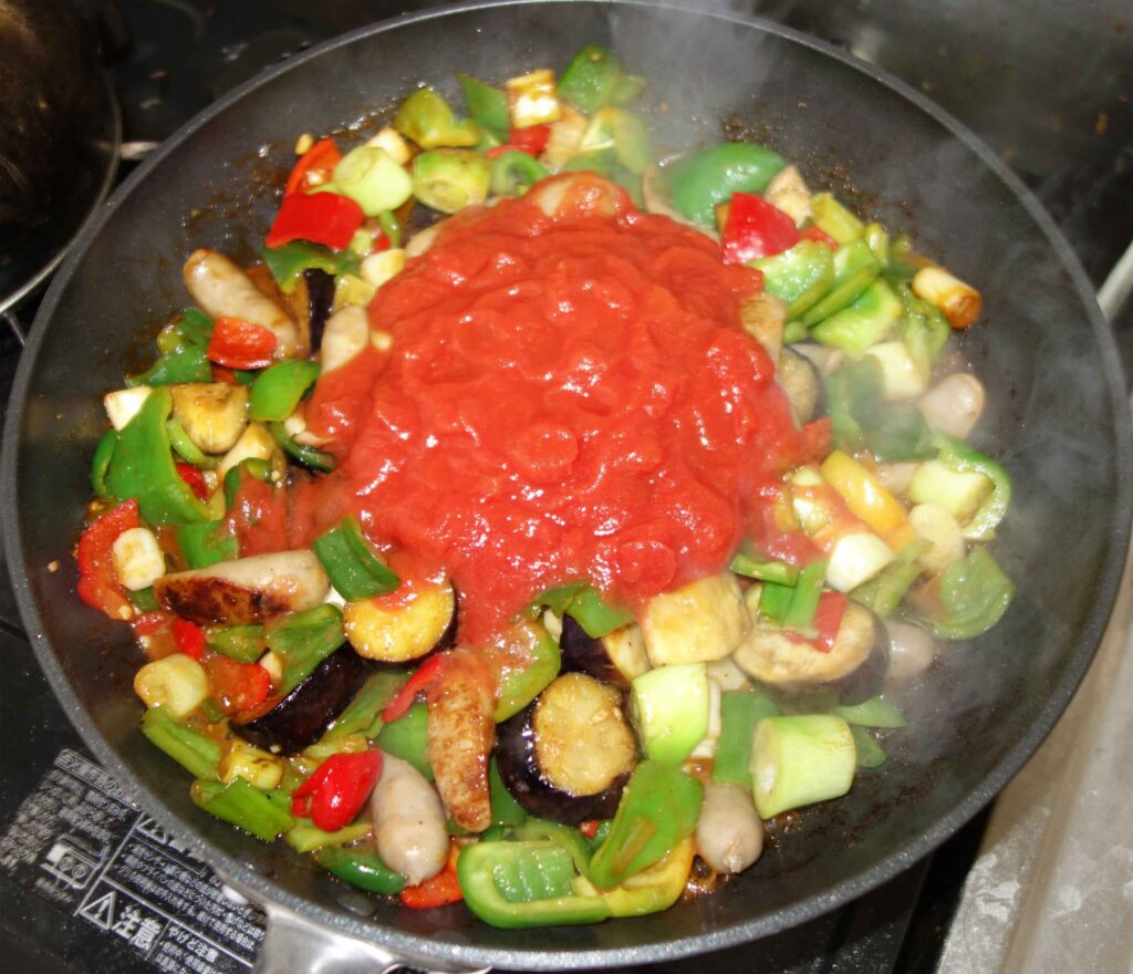野菜とソーセージのトマト煮込み