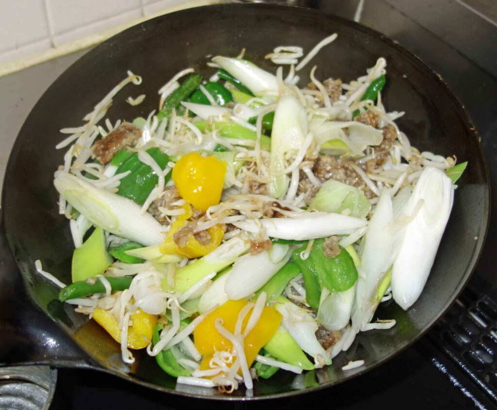 中華鍋で調理された野菜炒め