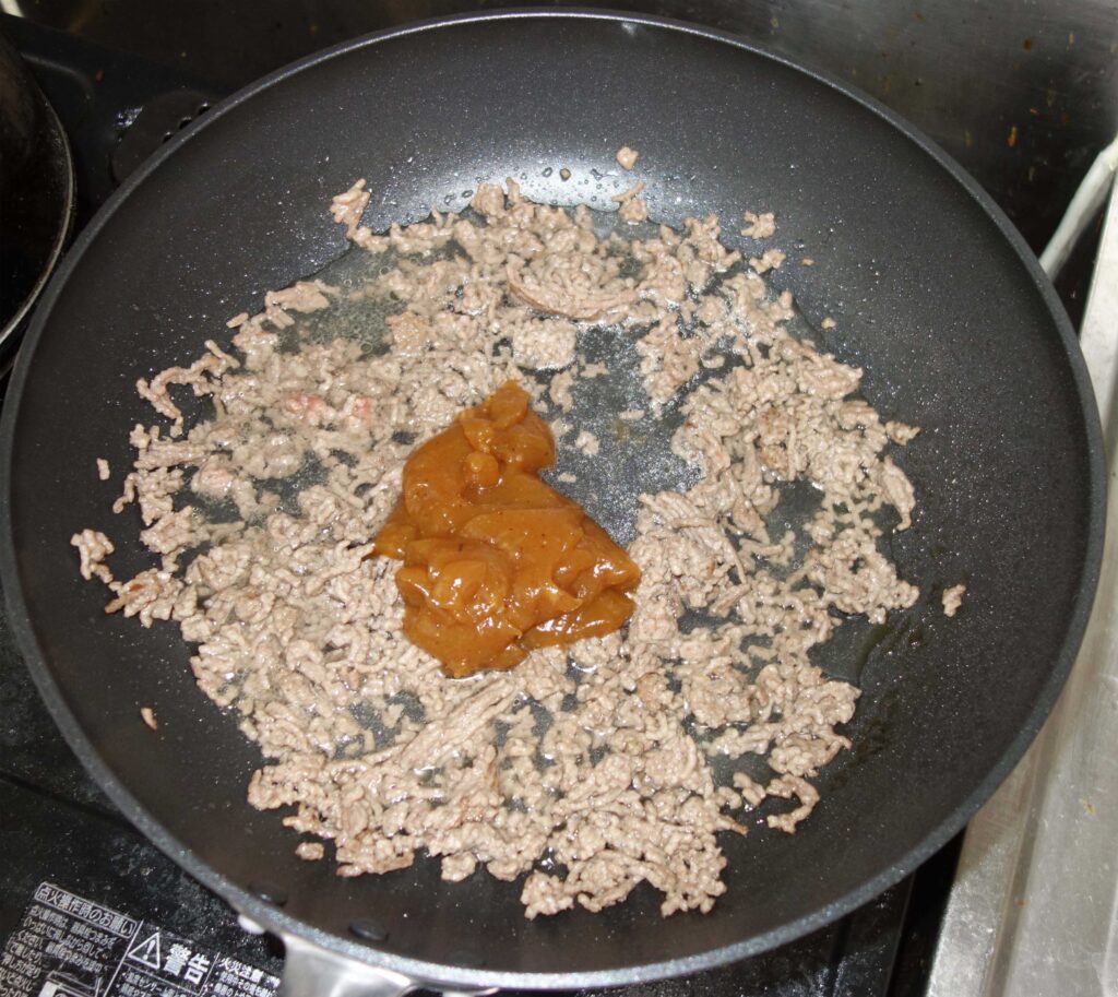 フライパンで炒めるひき肉とあん
