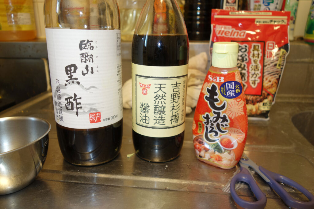 黒酢や醤油などの調味料