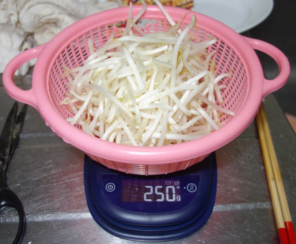 ザルに入った250グラムのもやし