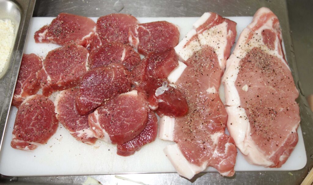 まな板に並んだ塩こしょうを振った豚肉