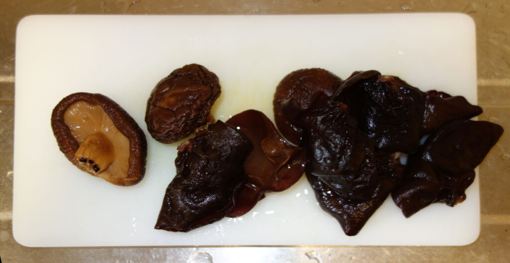 白いまな板に並んだ干しシイタケとキクラゲ