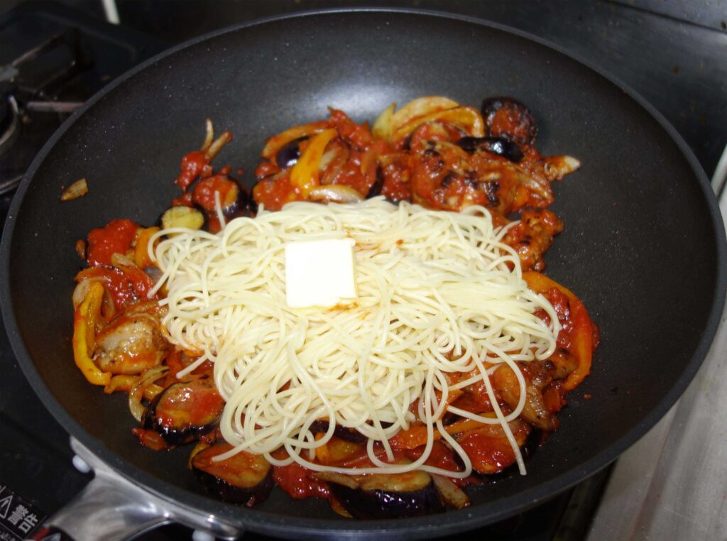 フライパンで作るナスとパプリカのトマトソースパスタ