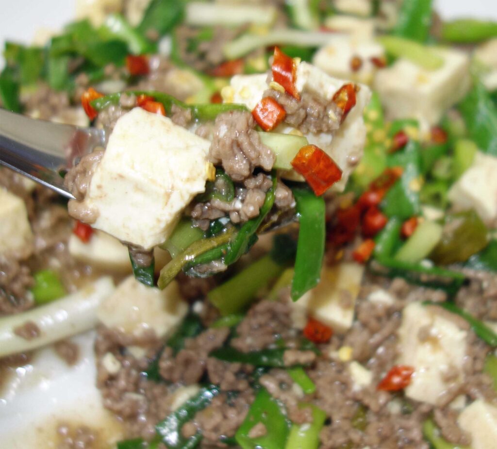 豆腐とひき肉とニラと唐辛子の炒め物