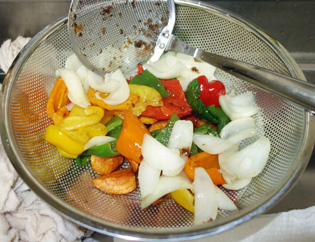 揚げた野菜を油切りしている様子
