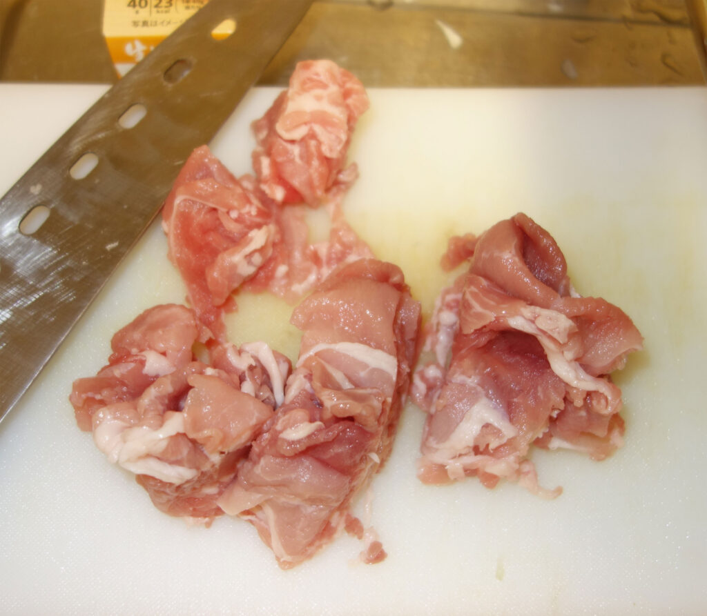 まな板の上の豚肉と包丁