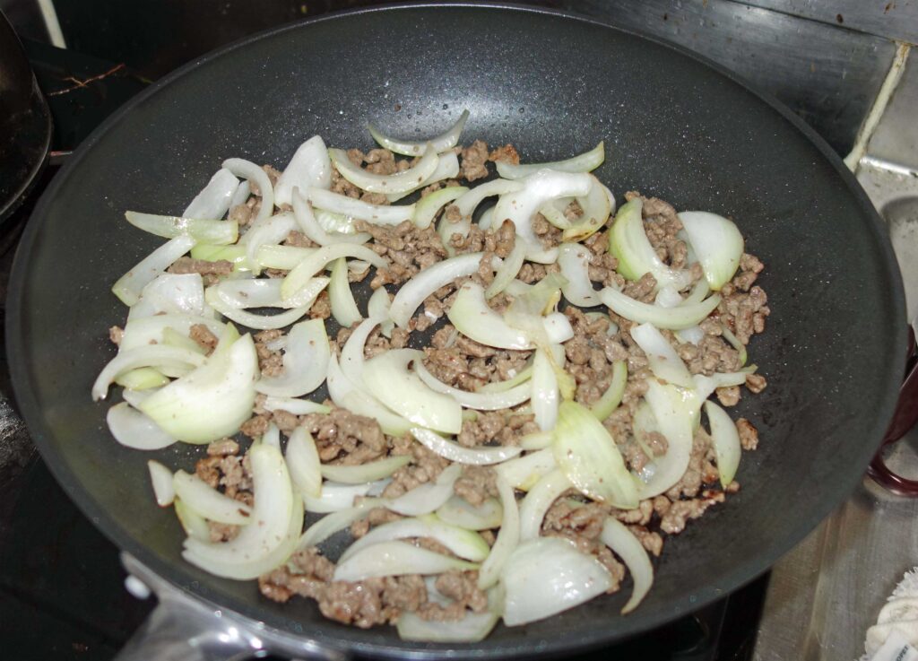 フライパンで炒めたひき肉と玉ねぎ