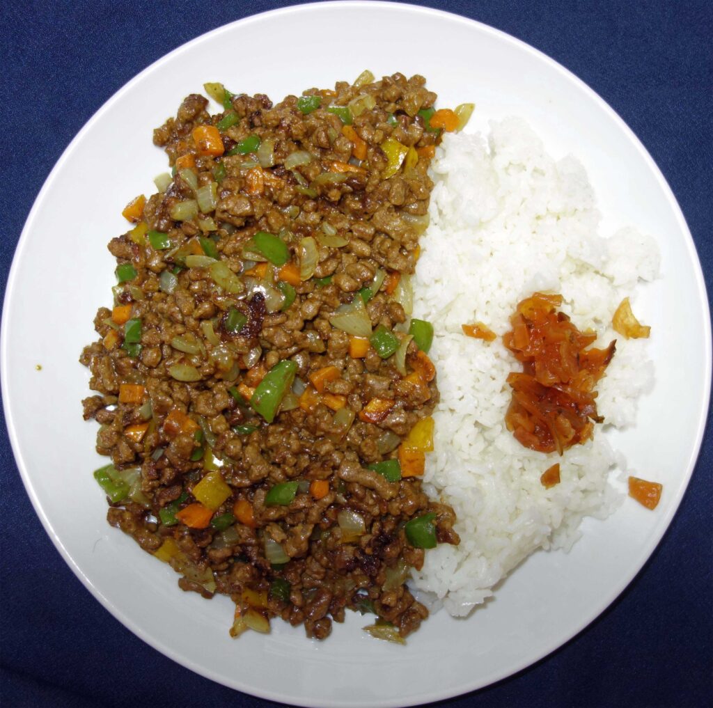 皿に盛られた鶏そぼろとご飯と漬物