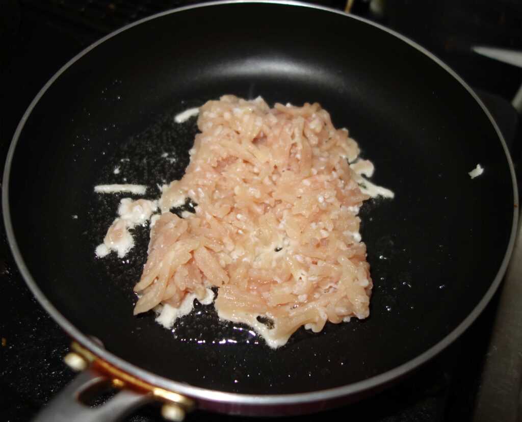 フライパンで鶏ひき肉を炒めている様子