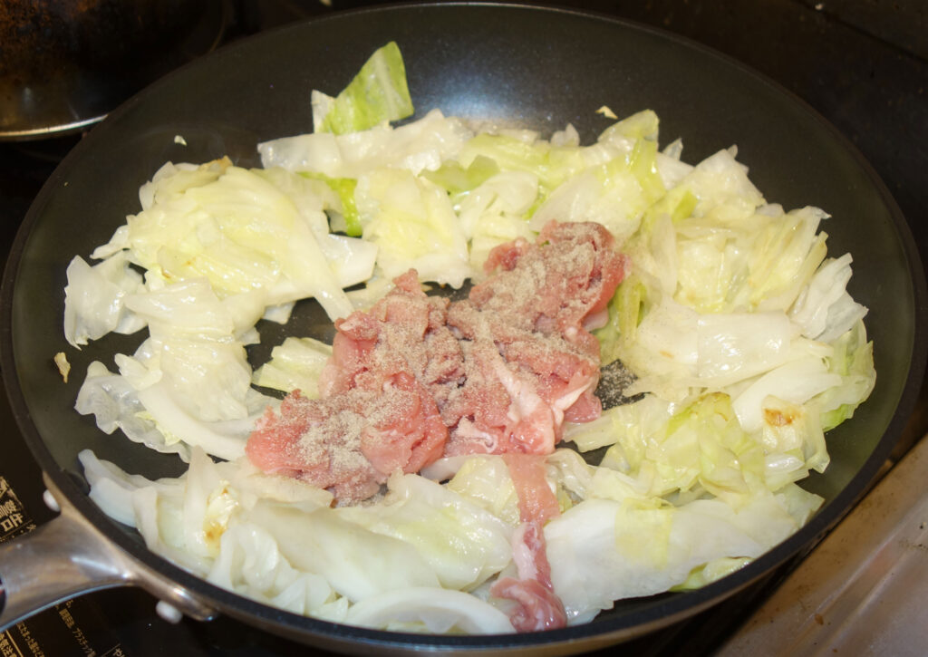 豚肉とキャベツを炒めている様子
