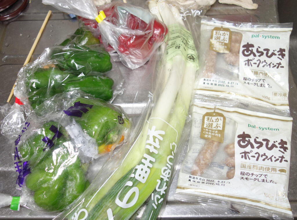 ピーマンと赤ピーマンとネギとあ粗挽きポークウインナー