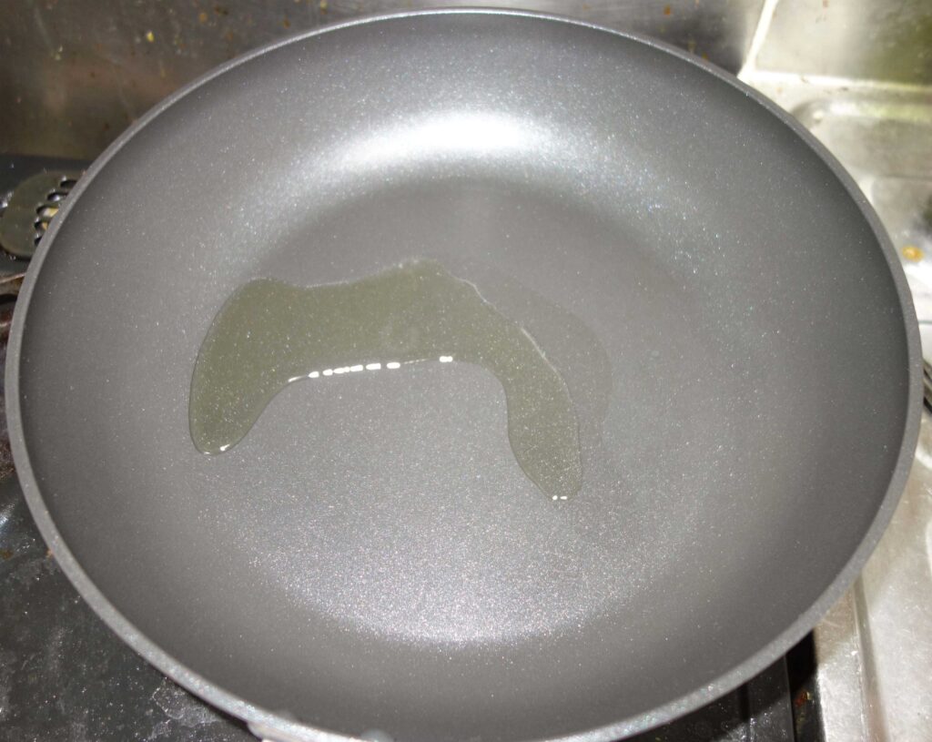 フライパンに油
