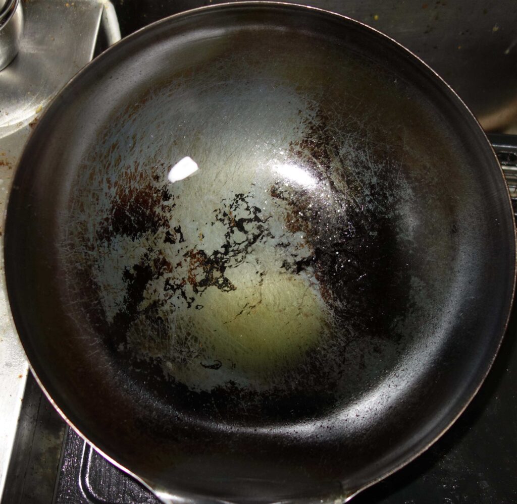 使い込まれた中華鍋