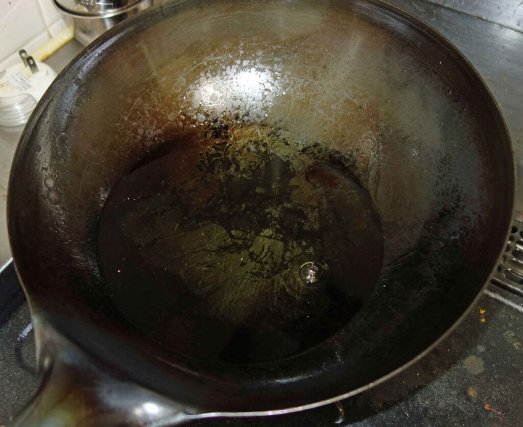 油がひかれた中華鍋