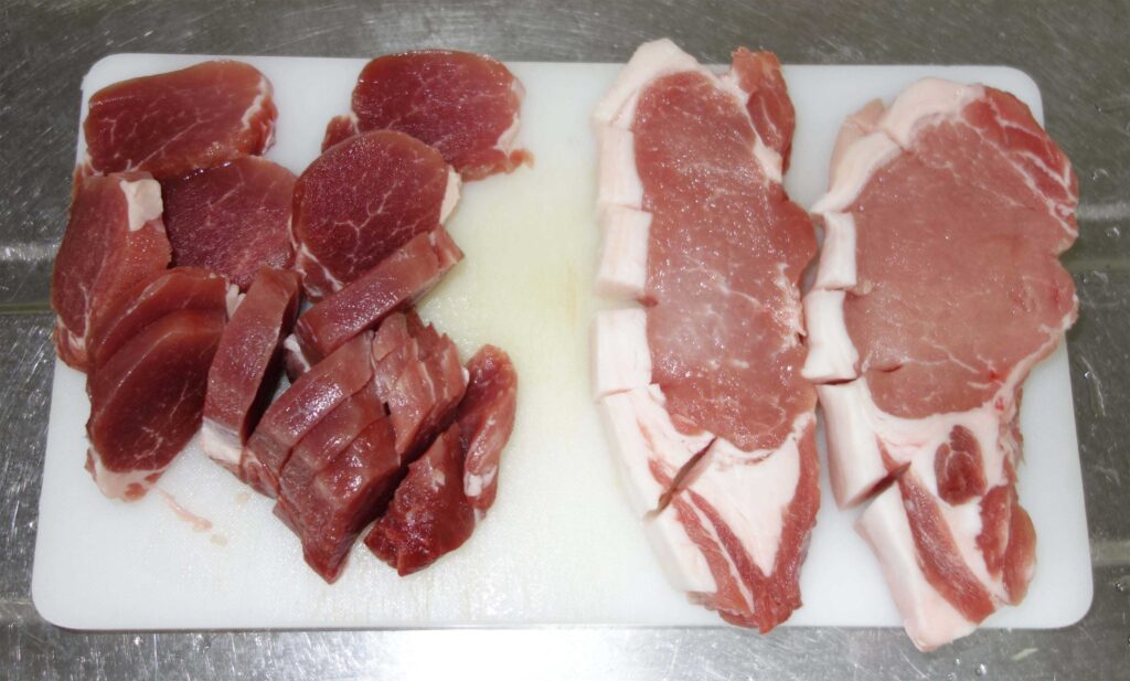 まな板の上の豚肉