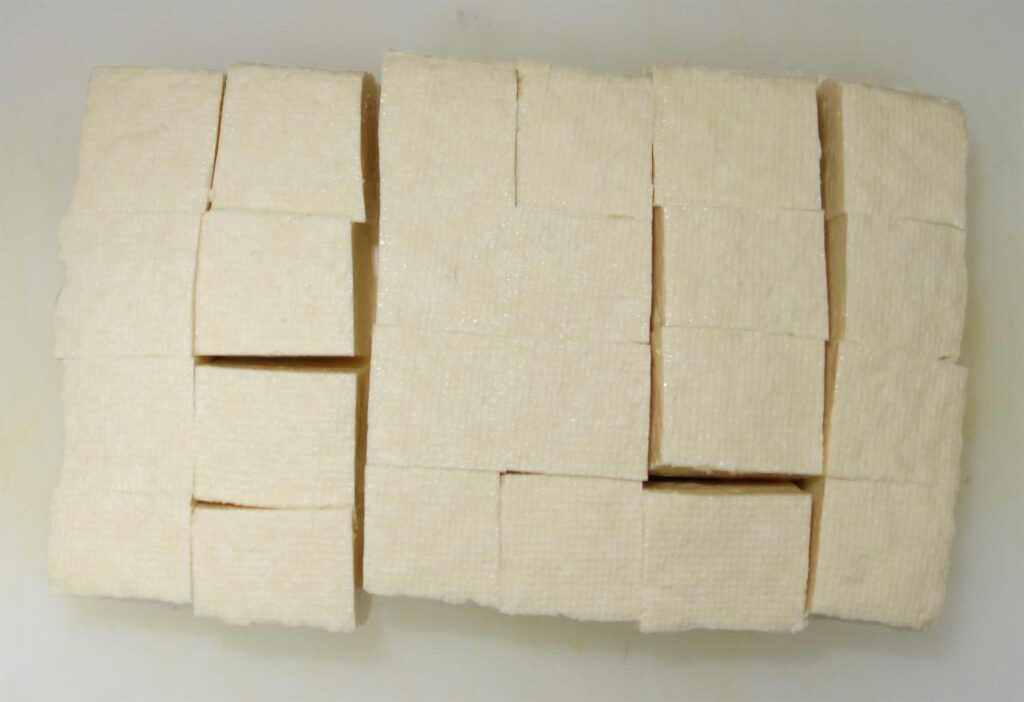 さいの目状に切られた豆腐