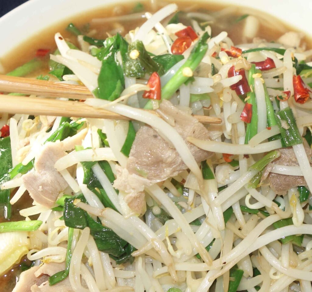 ニラともやし炒めラーメン