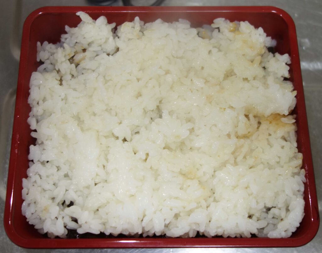 弁当箱に詰めた白いご飯