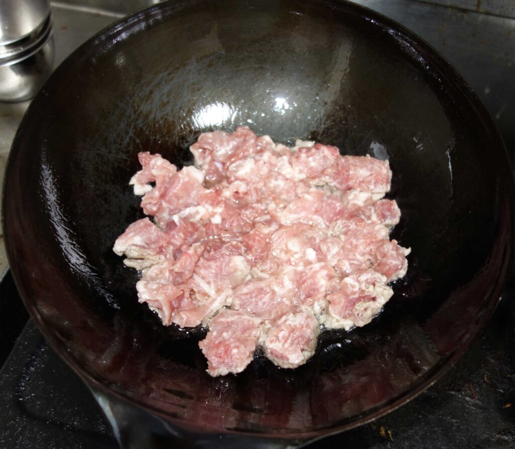 中華鍋で炒める豚ひき肉