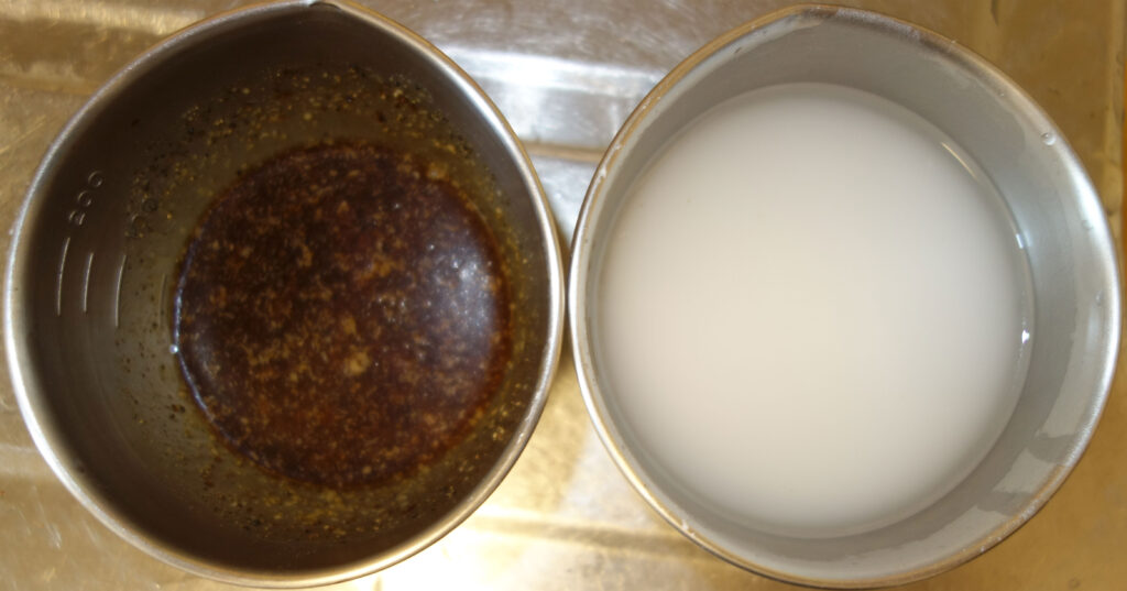 左の計量カップに入った茶色い液体と右の計量カップに入った白い液体