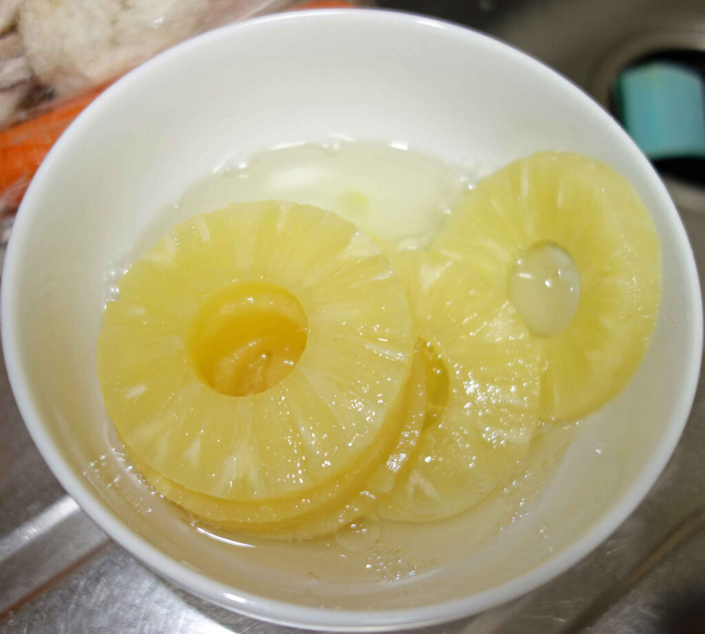 白の器に入ったパイナップルの輪切り缶詰