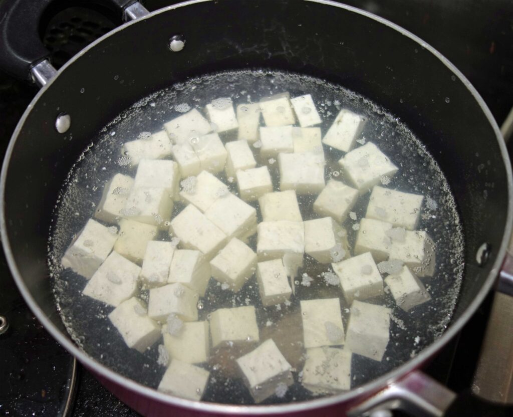 湯煎されたさいの目切りの豆腐