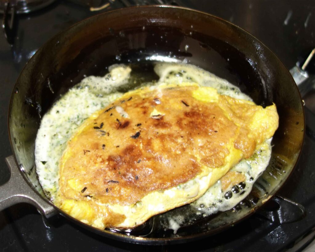 フライパンで焼いたオムレツ