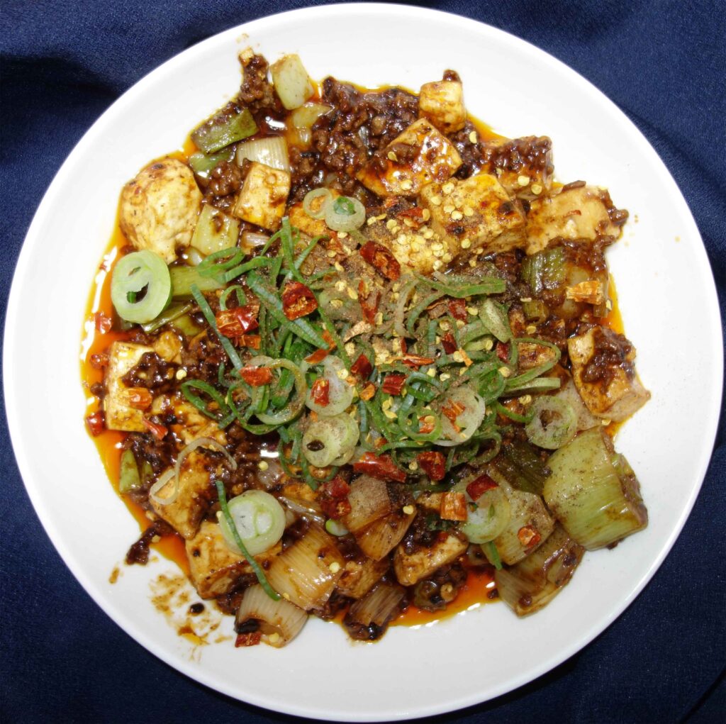 白い皿に盛られた麻婆豆腐