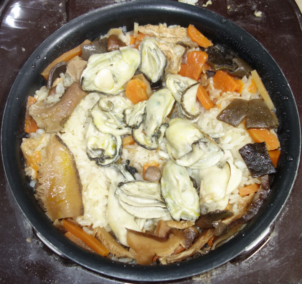 土鍋で炊いたカキご飯
