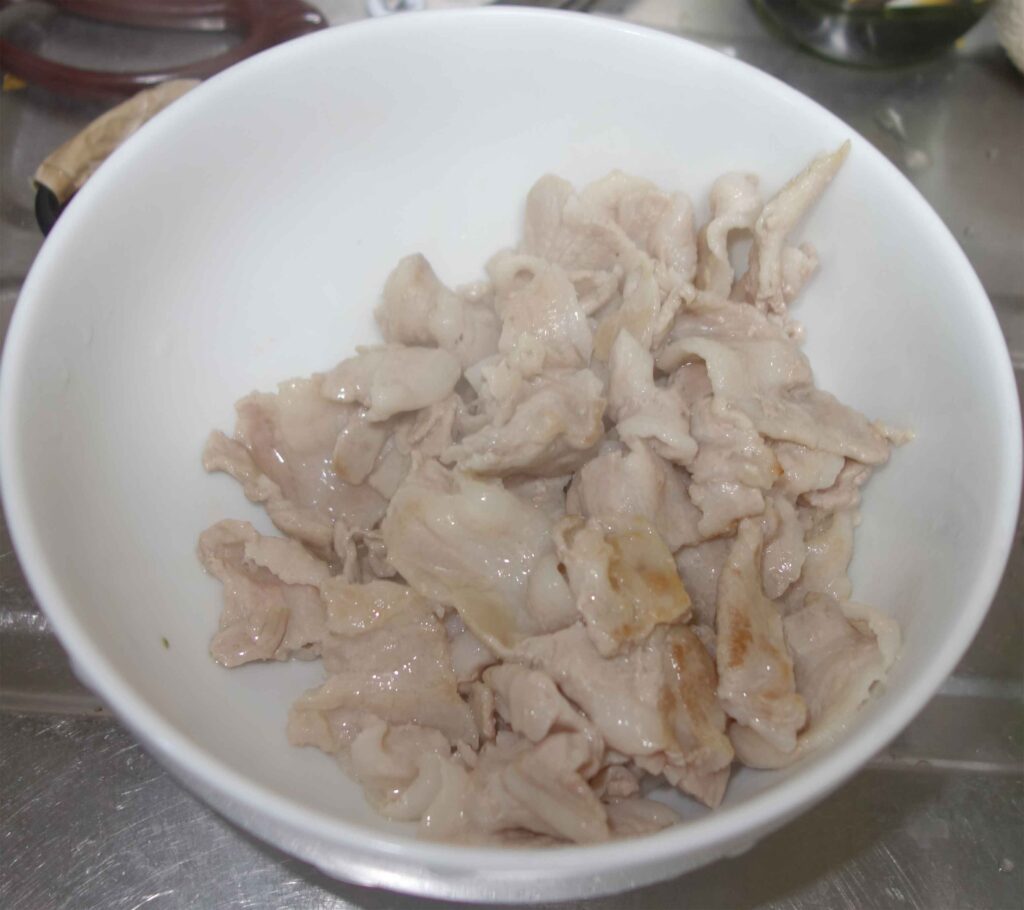 白い器に入った豚バラ肉