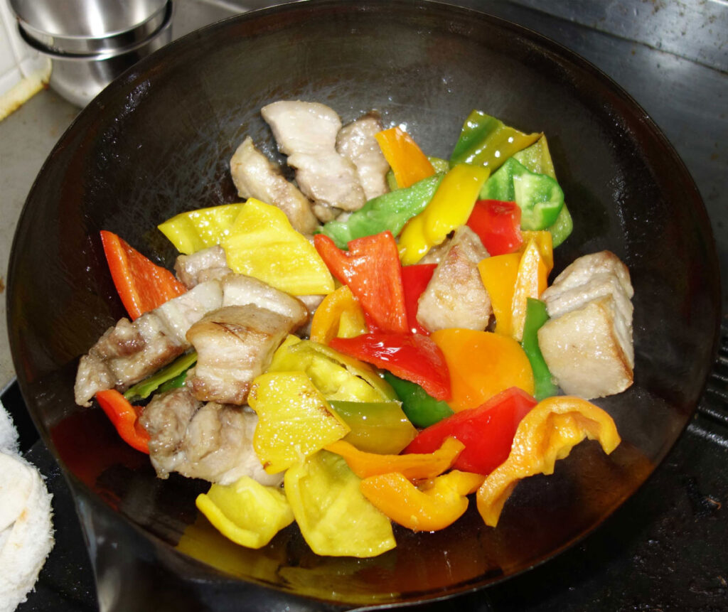 豚肉と色とりどりのピーマン炒め