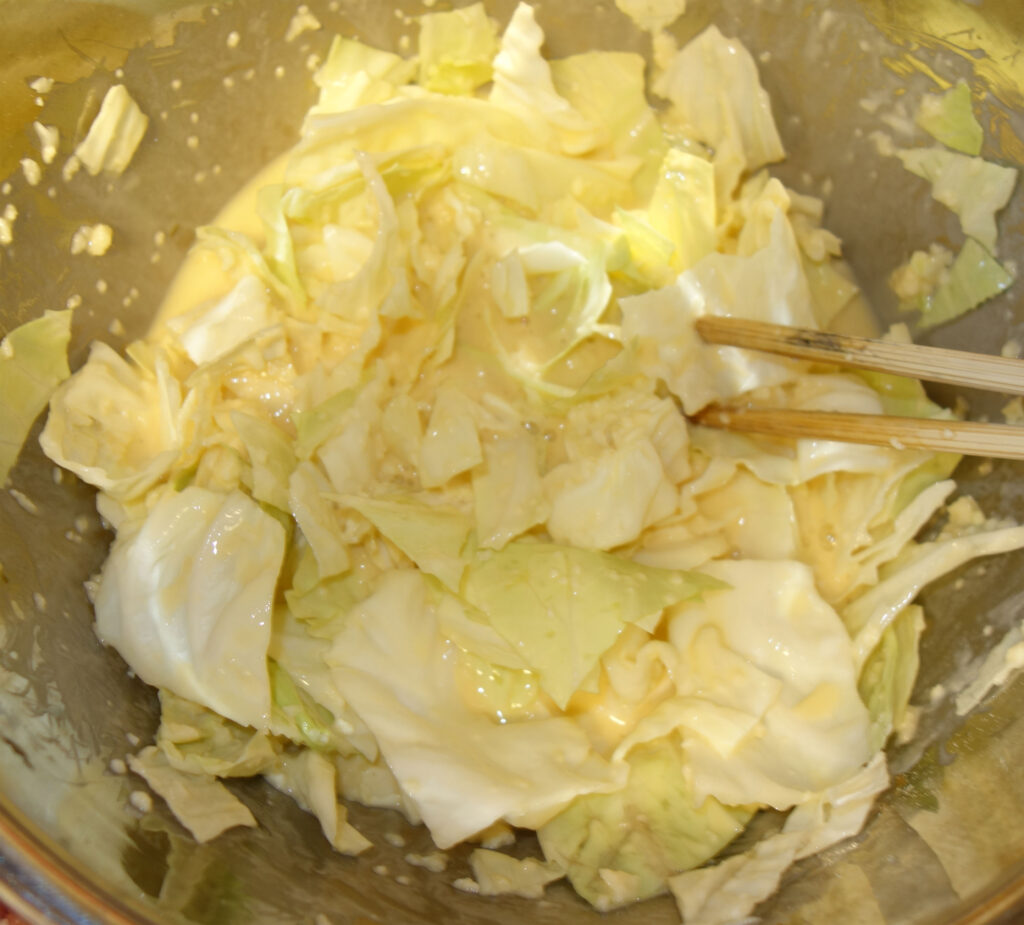 キャベツと卵を混ぜている様子