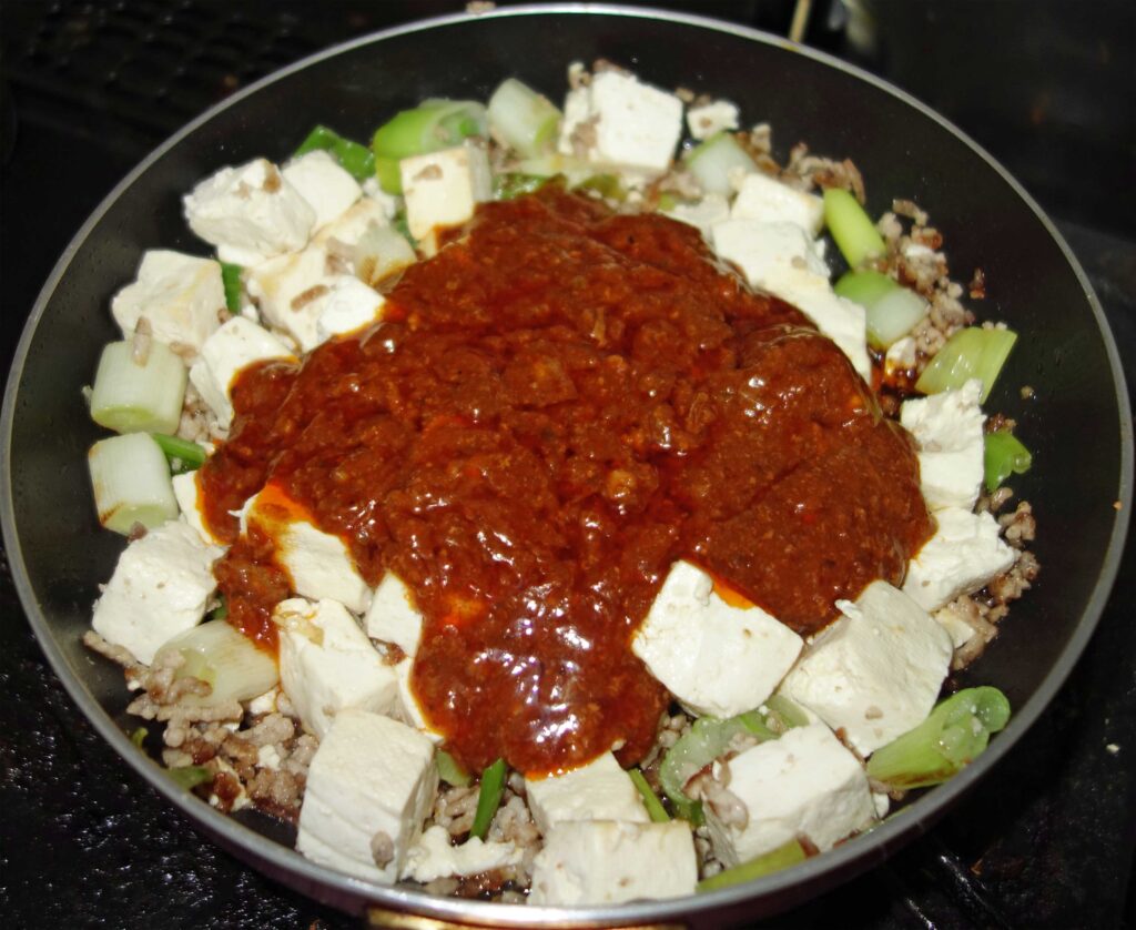 麻婆豆腐を作っているところ